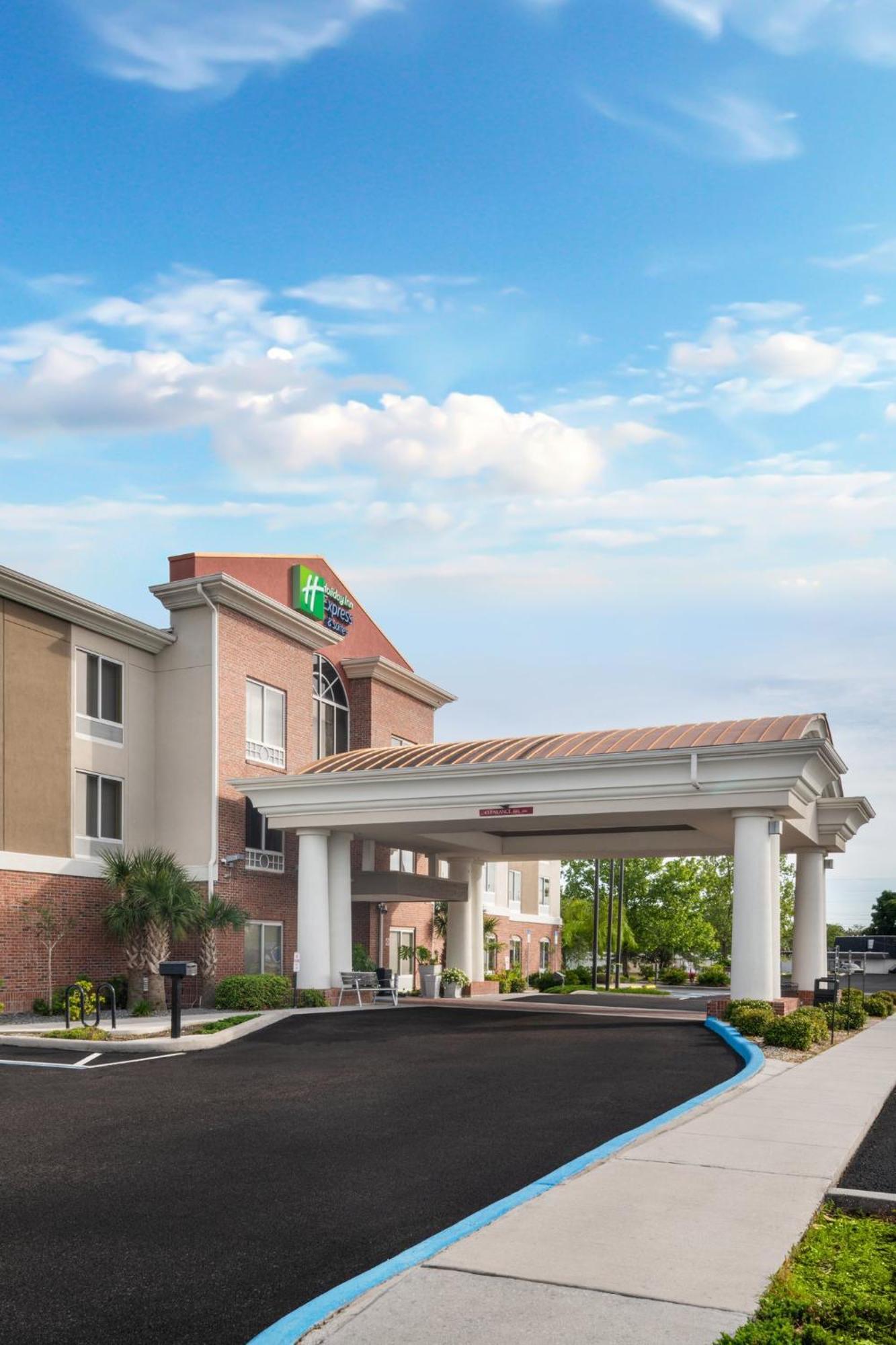 Holiday Inn Express - Spring Hill By Ihg Exterior photo